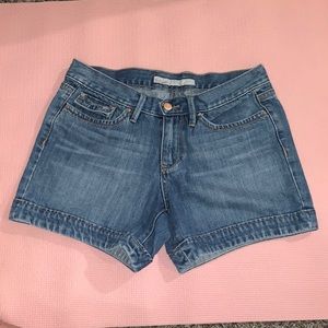 Old Navy women’s denim jean blue shorts size 6.